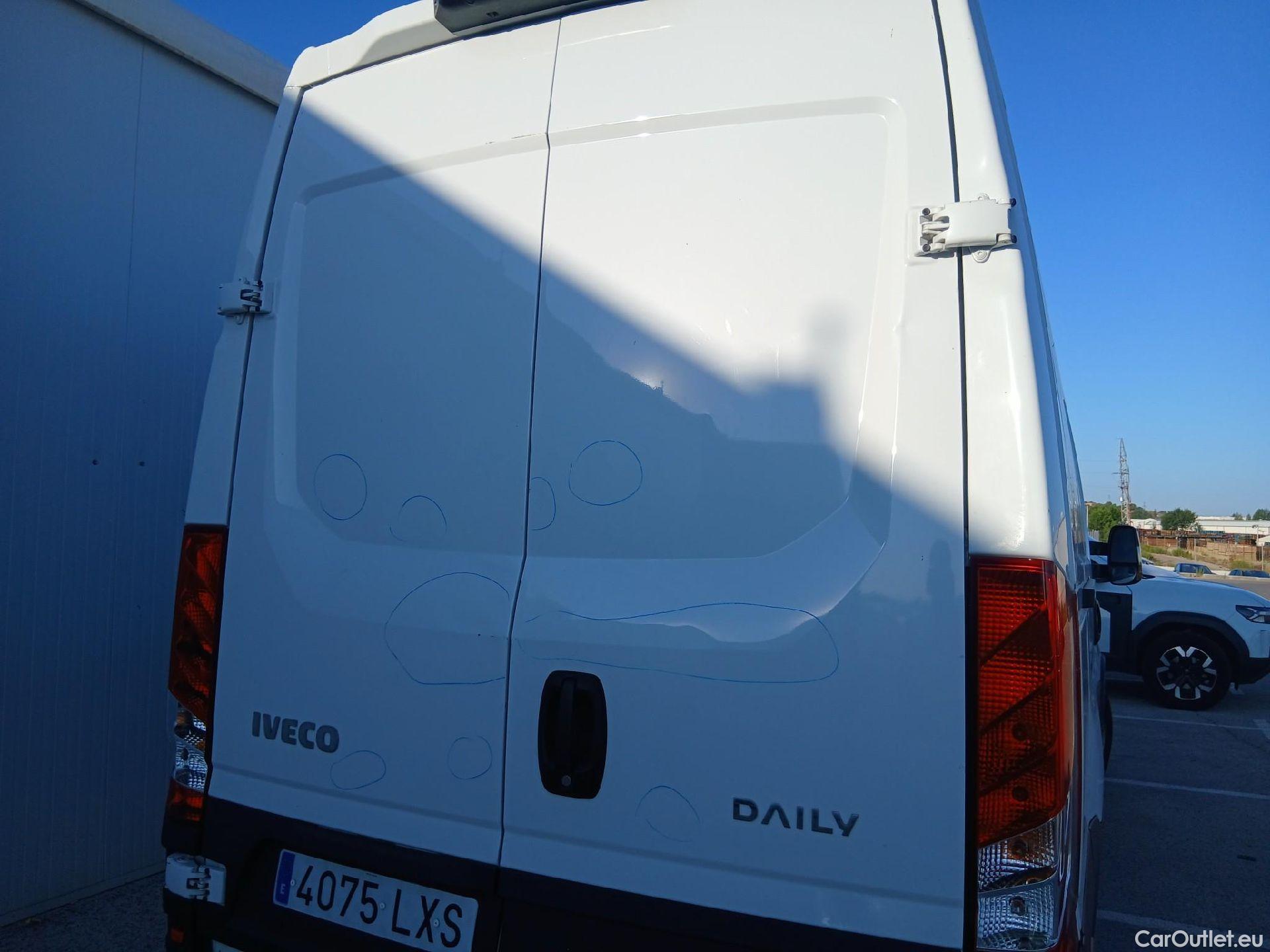  Iveco  Daily IVECO  / 2021 / 4P / furgón 2.3 TD 35S 16 A8 V 3520L/H2 12 M3 #30