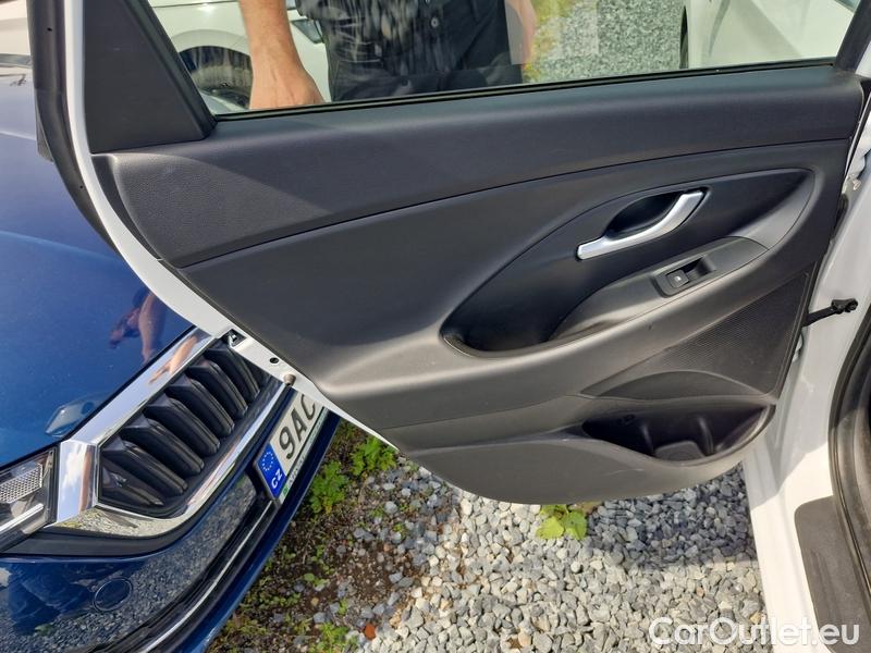  Hyundai  i30   cw (PD)(2017->)  kom.1.5T-GDI Family Smart #13