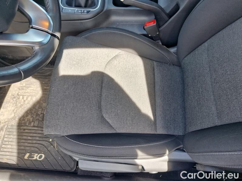  Hyundai  i30   cw (PD)(2017->)  kom.1.5T-GDI Family Smart #9