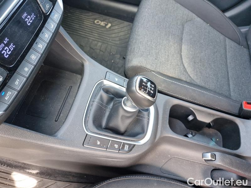  Hyundai  i30   cw (PD)(2017->)  kom.1.5T-GDI Family Smart #12