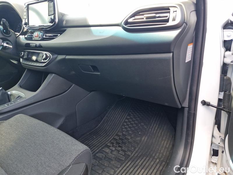  Hyundai  i30   cw (PD)(2017->)  kom.1.5T-GDI Family Smart #36