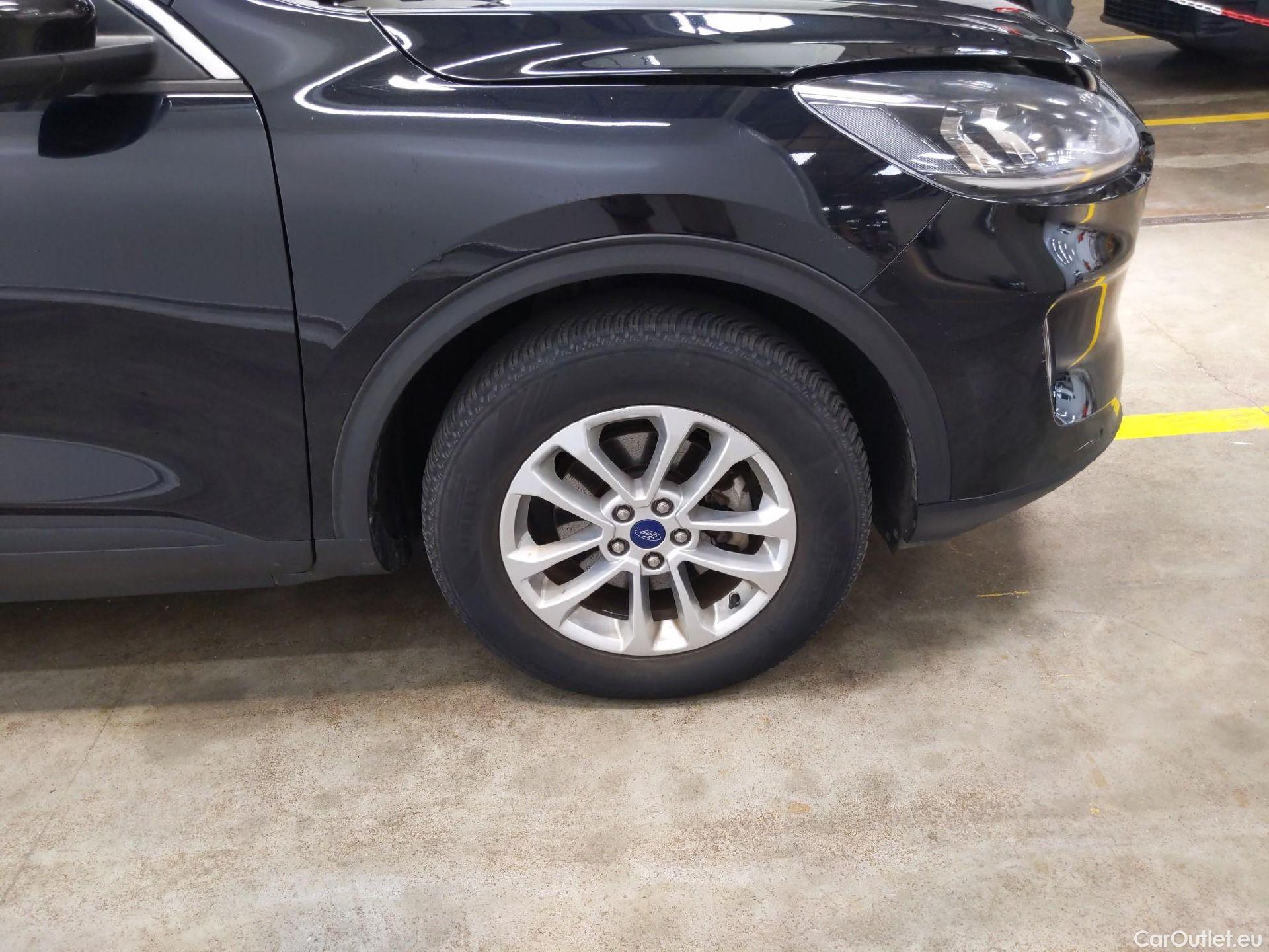  Ford  Kuga FORD  / 2019 / 5P / SUV 2.5 Dur 225 hybrid PHEV Pshift Titanium #4