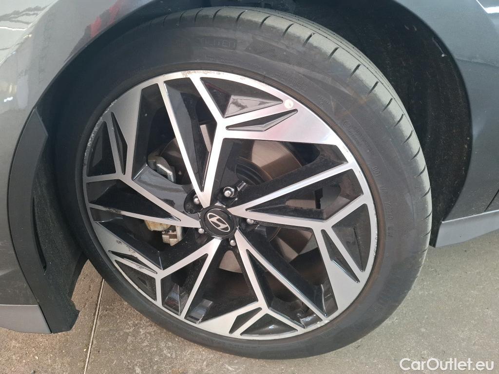  Hyundai   Ioniq HYUNDAI 6 / 2022 / 4P / Berline BEV 77kWh 229ch Executive #16
