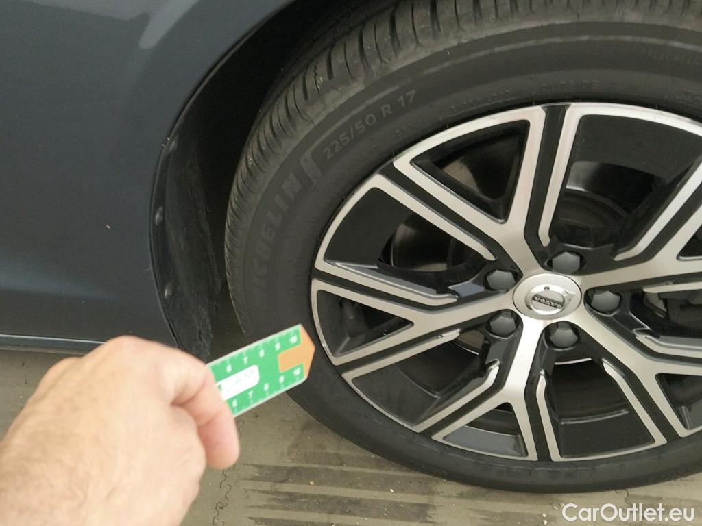  Volvo  V60 VOLVO  / 2018 / 5P / 2.0 B4 (D) Core Auto #4