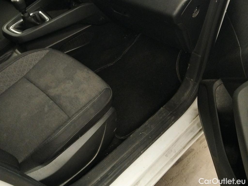  Renault  Clio RENAULT  / 2019 / 5P / berlina con portón Intens TCe 67 kW (91CV) (AC) #13