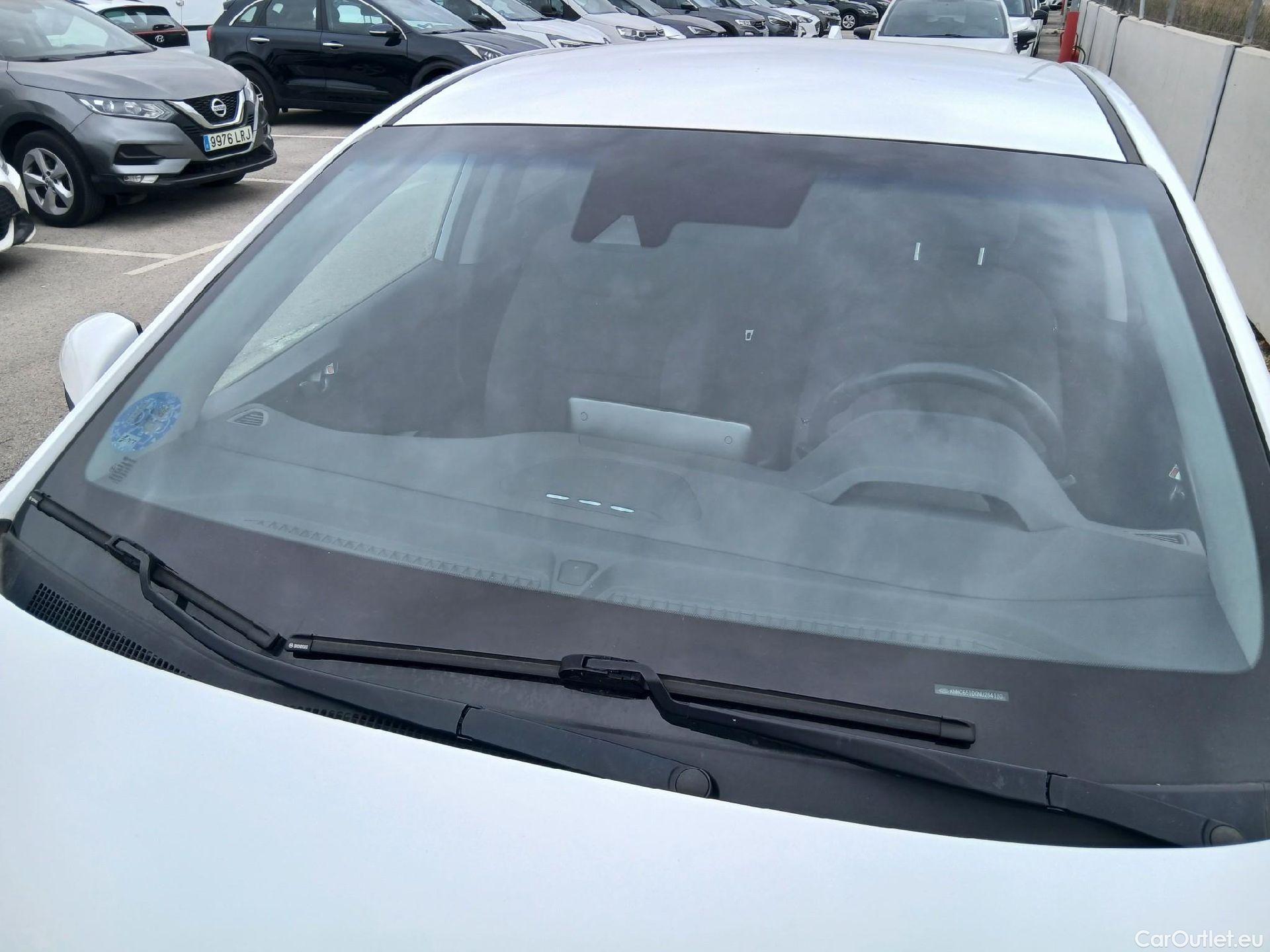  Hyundai   Ioniq HYUNDAI / 2019 / 5P / berlina con portón 1.6 GDI PHEV Klass DCT #2