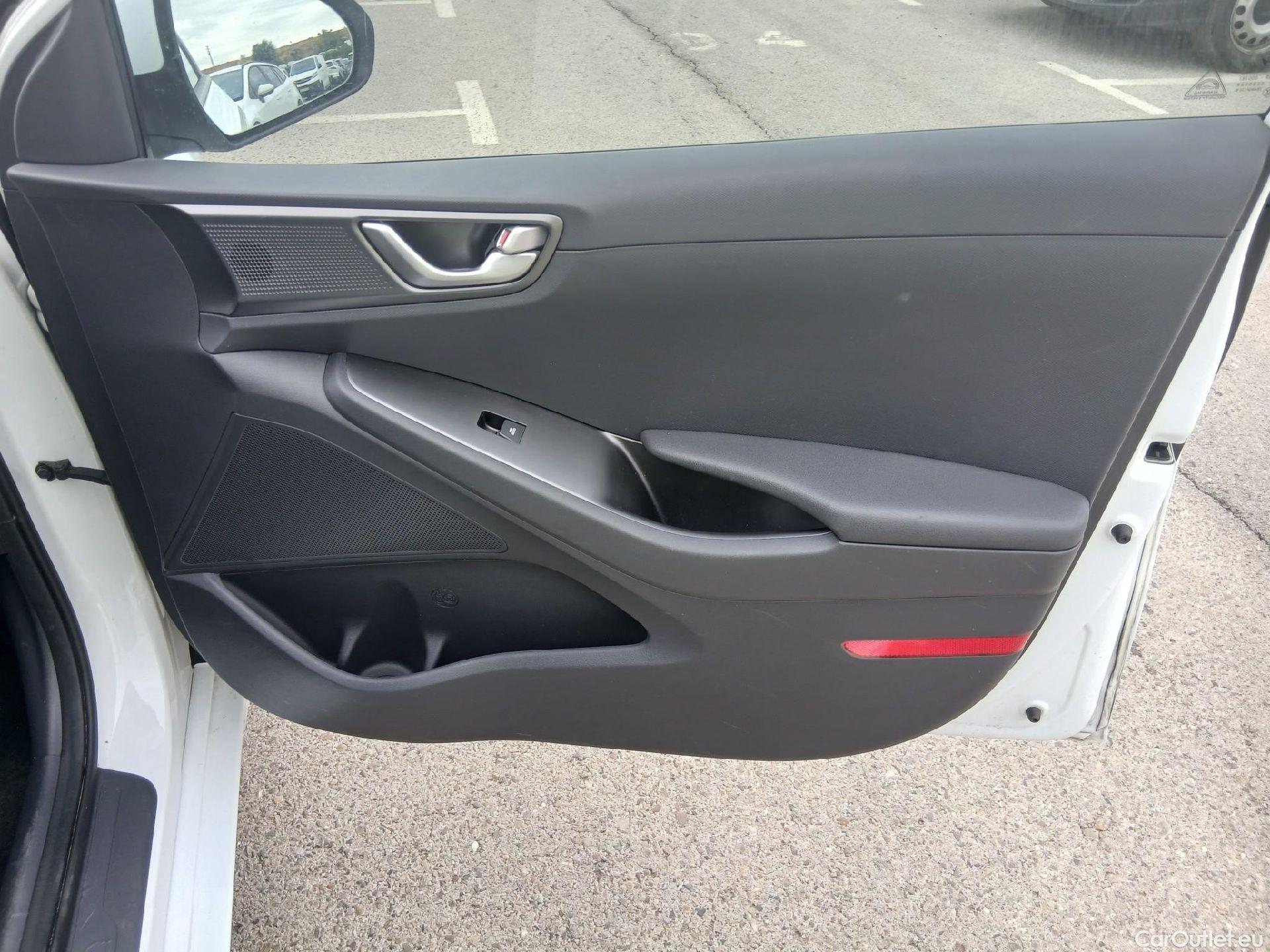  Hyundai   Ioniq HYUNDAI / 2019 / 5P / berlina con portón 1.6 GDI PHEV Klass DCT #43