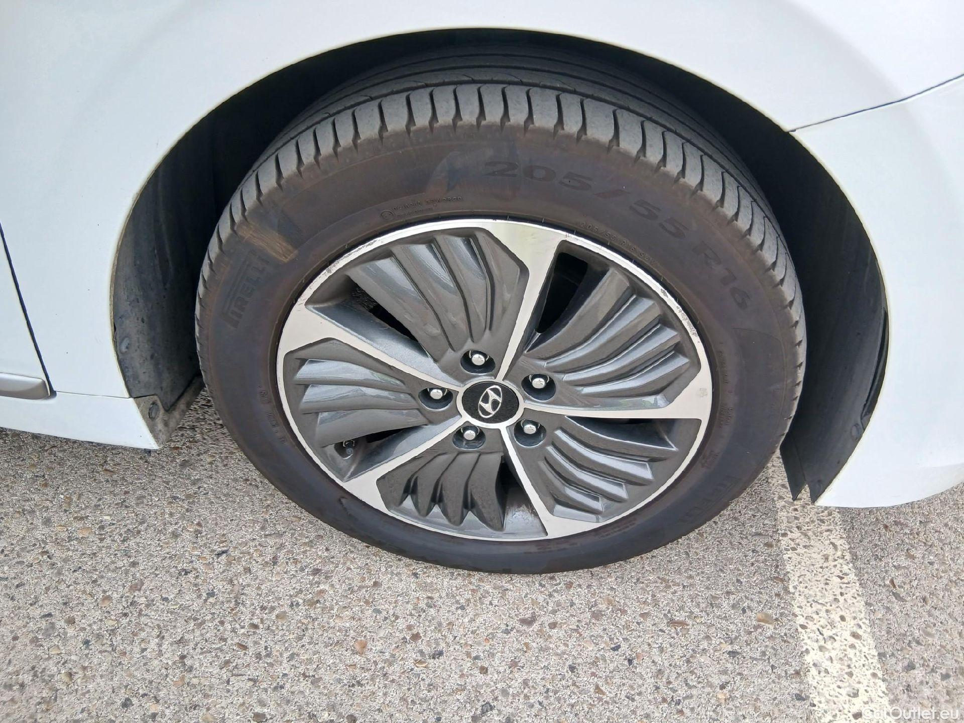  Hyundai   Ioniq HYUNDAI / 2019 / 5P / berlina con portón 1.6 GDI PHEV Klass DCT #39
