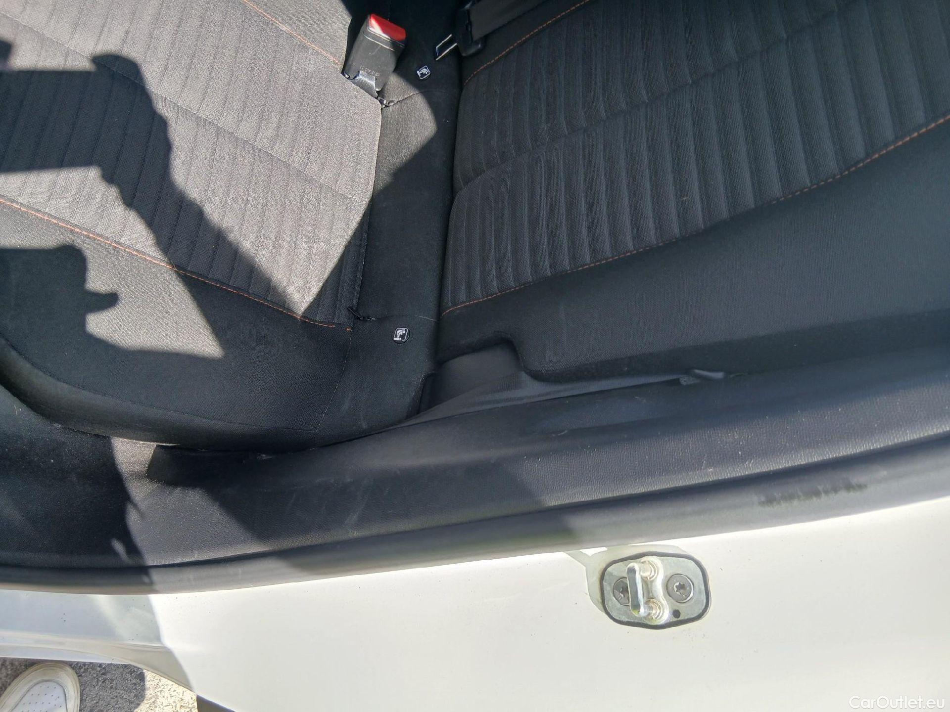  Peugeot  2008 PEUGEOT  / 2019 / 5P / todoterreno Active BlueHDI 81kW (110CV) #31