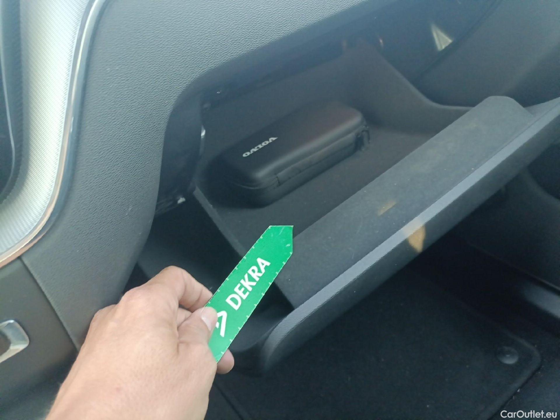  Volvo  XC60 VOLVO  / 2017 / 5P / todoterreno 2.0 B4 G Plus Dark Auto #3