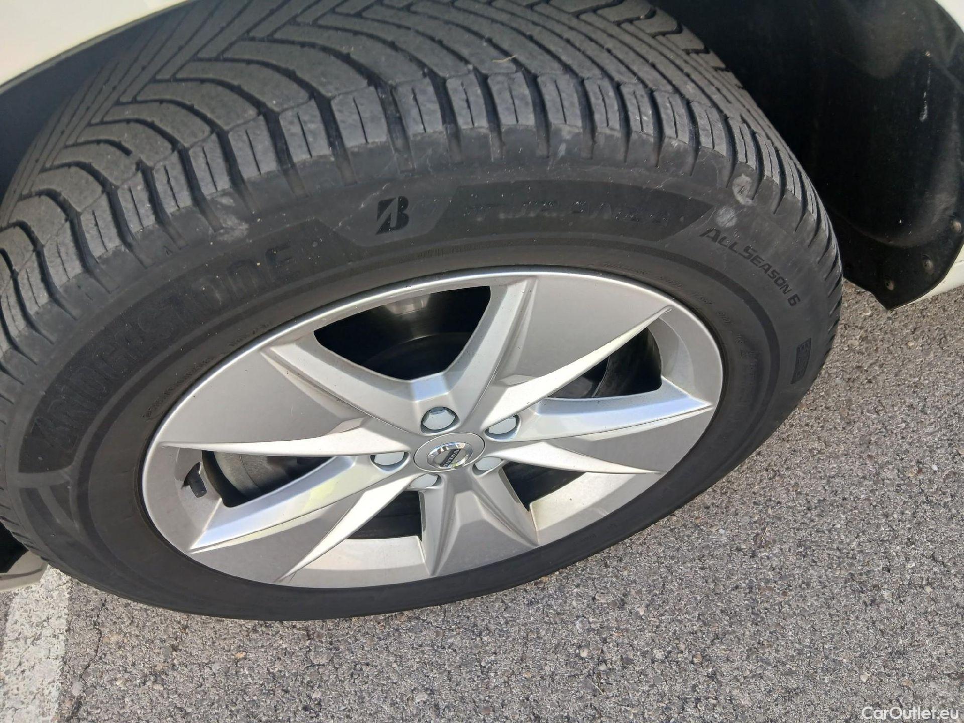  Volvo  XC60 VOLVO  / 2017 / 5P / todoterreno 2.0 B4 D Momentum Pro Auto #1
