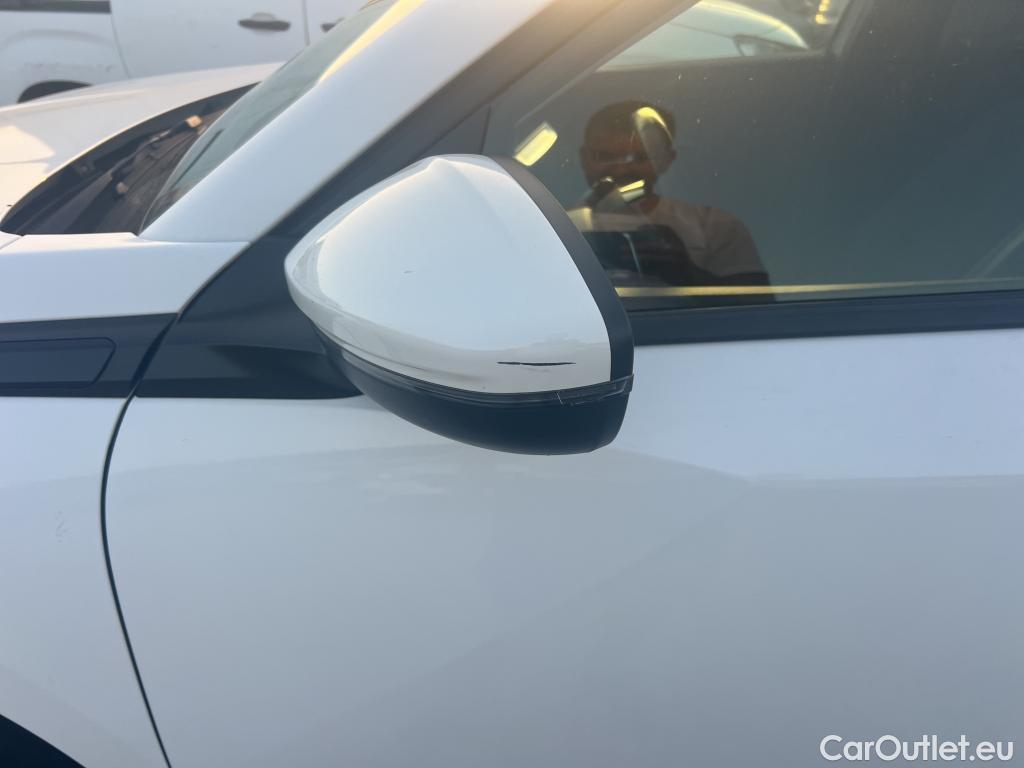  Peugeot  2008 PEUGEOT  / 2019 / 5P / todoterreno Allure Pack Puretech 130 S&S EAT8 (AC) #32
