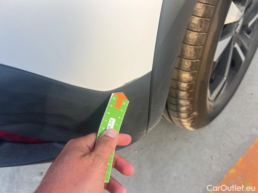  Peugeot  2008 PEUGEOT  / 2019 / 5P / todoterreno Allure Pack Puretech 130 S&S EAT8 (AC) #29