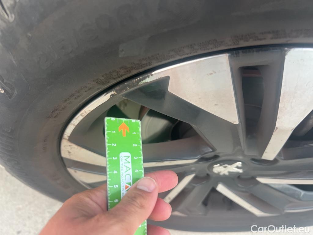  Peugeot  2008 PEUGEOT  / 2019 / 5P / todoterreno Allure Pack Puretech 130 S&S EAT8 (AC) #6