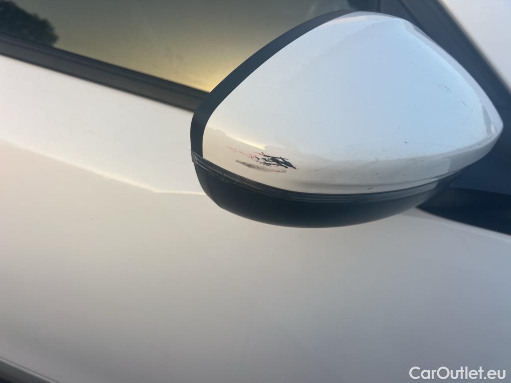  Peugeot  2008 PEUGEOT  / 2019 / 5P / todoterreno Allure Pack Puretech 130 S&S EAT8 (AC) #34