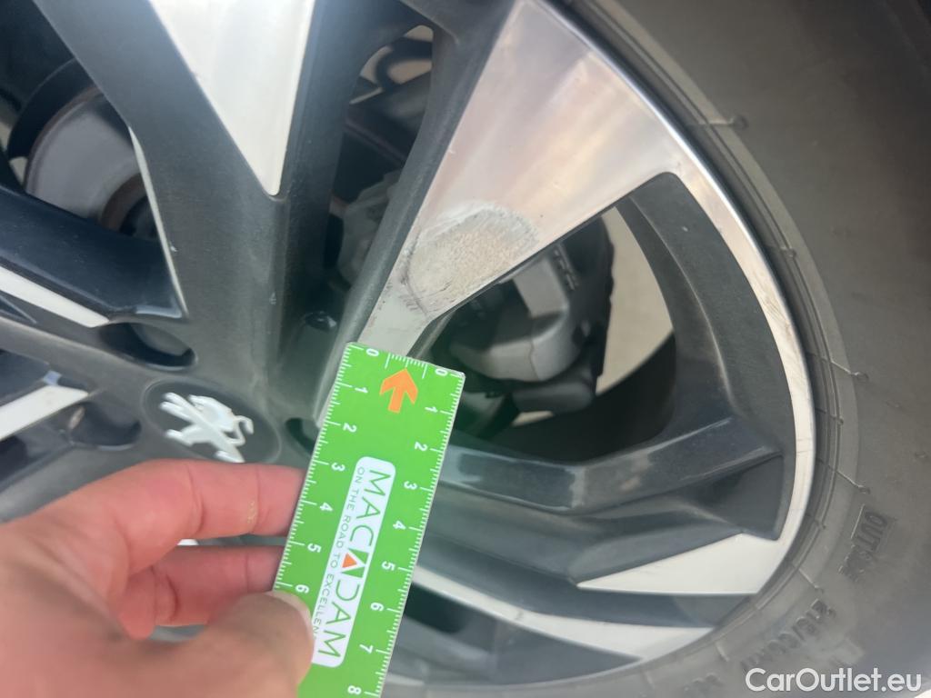  Peugeot  2008 PEUGEOT  / 2019 / 5P / todoterreno Allure Pack Puretech 130 S&S EAT8 (AC) #2