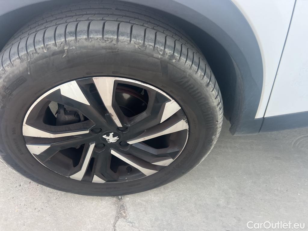  Peugeot  2008 PEUGEOT  / 2019 / 5P / todoterreno Allure Pack Puretech 130 S&S EAT8 (AC) #3