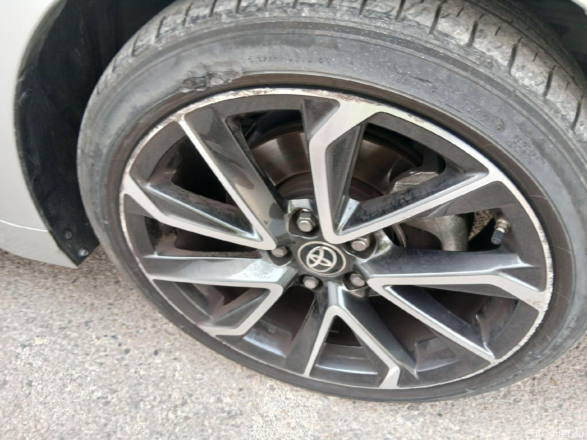  Toyota  Corolla TOYOTA  / 2019 / 5P / berlina con portón 2.0 180H ADVANCE E-CVT #18