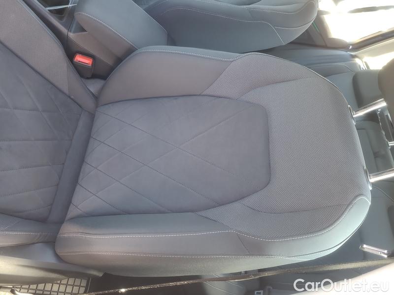  Volkswagen  Golf  VIII (CD1) (2019) Var.2.0TDI 110 Style 5d #9