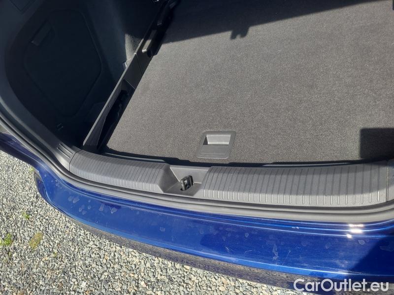  Volkswagen  Golf  VIII (CD1) (2019) Var.2.0TDI 110 Style 5d #16