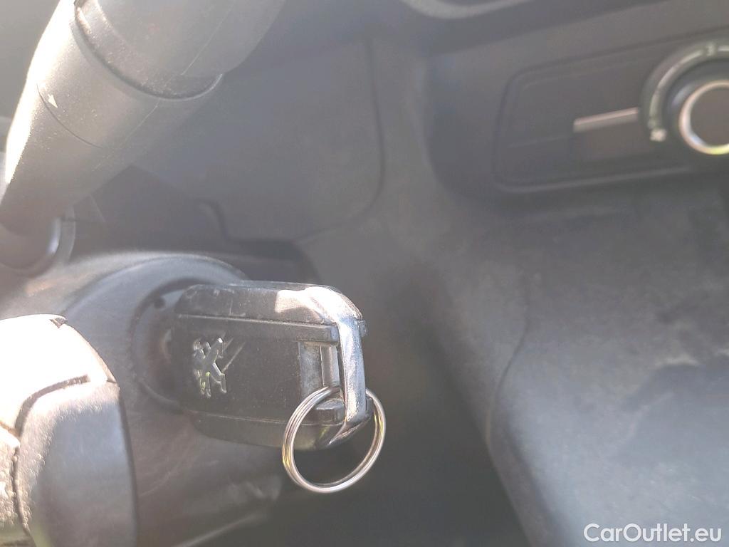  Peugeot  Partner PEUGEOT  / 2018 / 3P / furgón derivado de turismo Pro Standard 600kg BlueHDi 73kW #4
