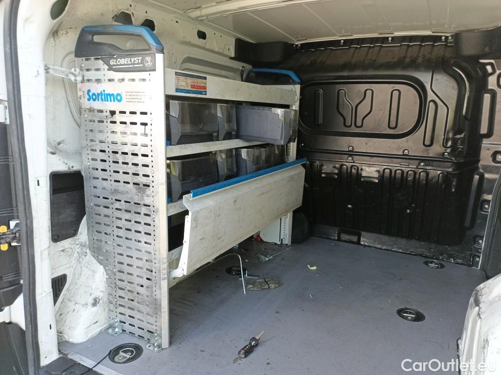  Fiat  Doblo FIAT Doblò Cargo/2015/3P/furgón derivado de turismo Cargo Base 1.3 Multijet 70kW (95CV) #40