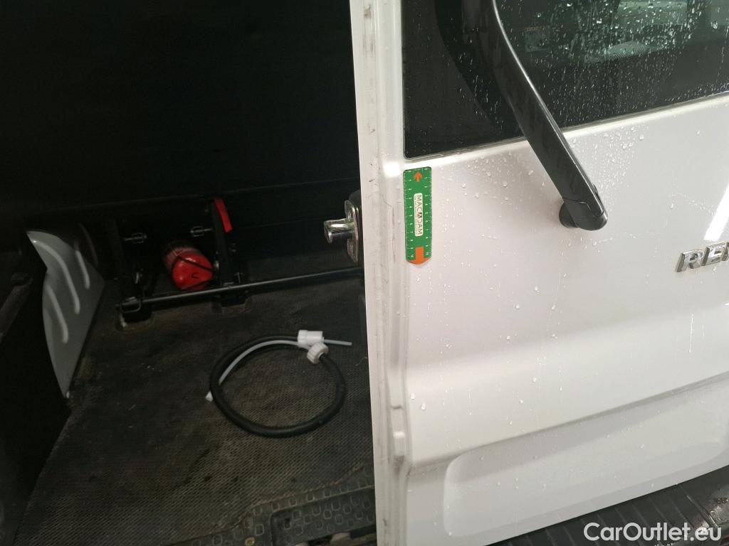  Renault  Trafic RENAULT  4p Combi Zen L1 Energy dCi 95 8 places #18