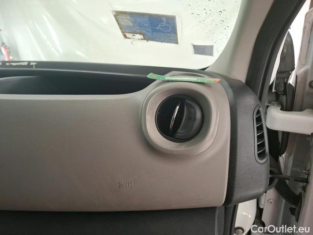  Renault  Trafic RENAULT  4p Combi Zen L1 Energy dCi 95 8 places #22