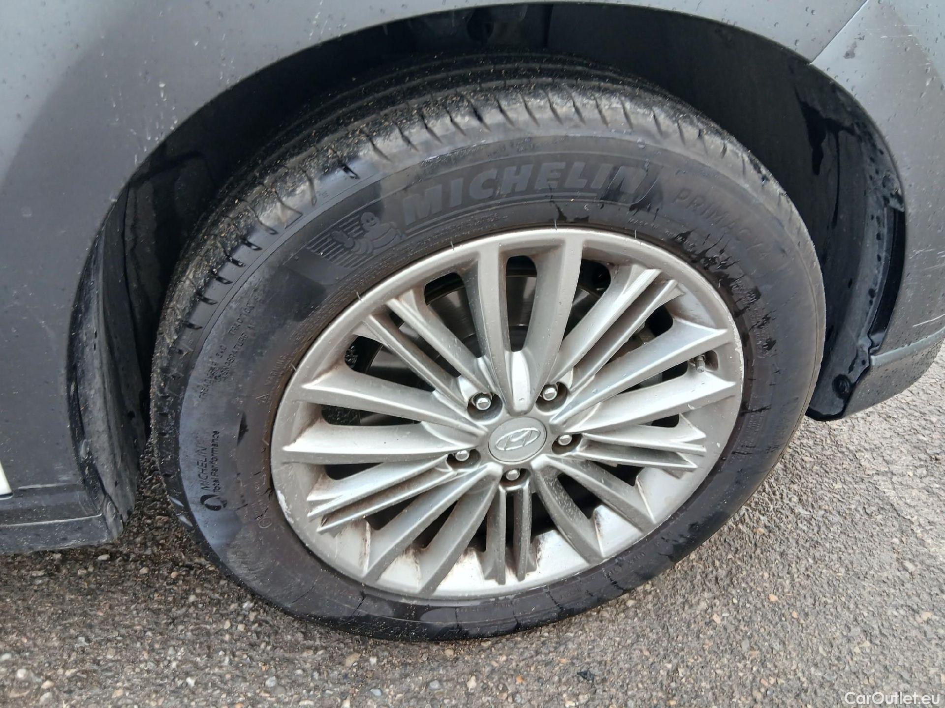  Hyundai  Konna HYUNDAI Kona / 2017 / 5P / todoterreno KONA TGDI 1.0 120CV 4X2 TECNO RED #38