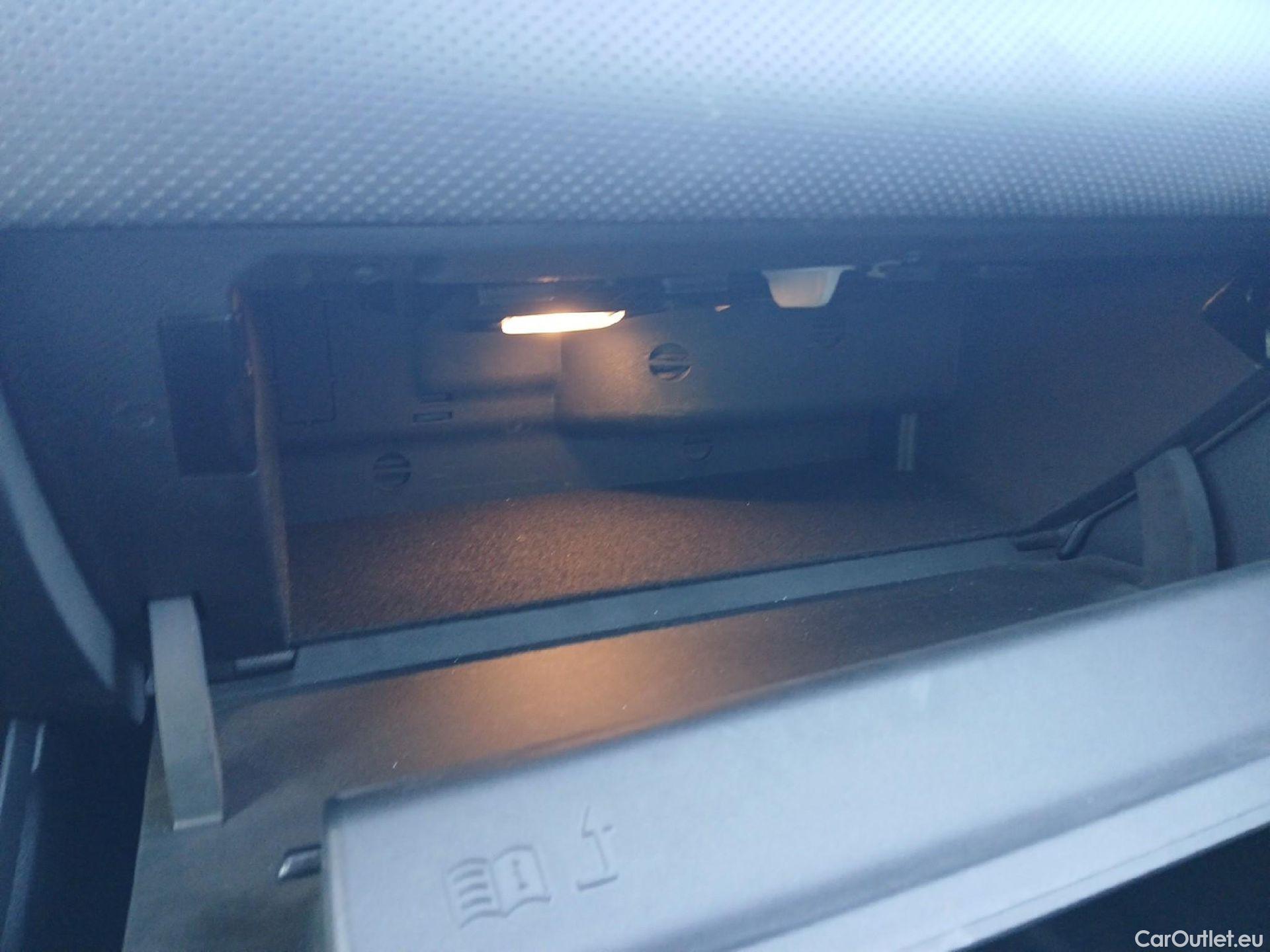  Mercedes  A-Klasse MERCEDES-BENZ Clase A / 2018 / 4P / sedán Sedán A 200 d #4