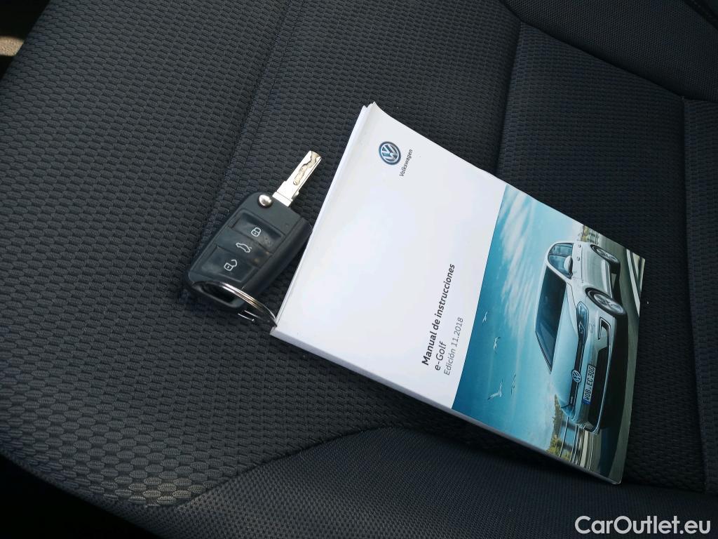  Volkswagen  Golf  VOLKSWAGEN / 2016 / 5P / berlina con portón e-ePower 110 kW (136CV) #2