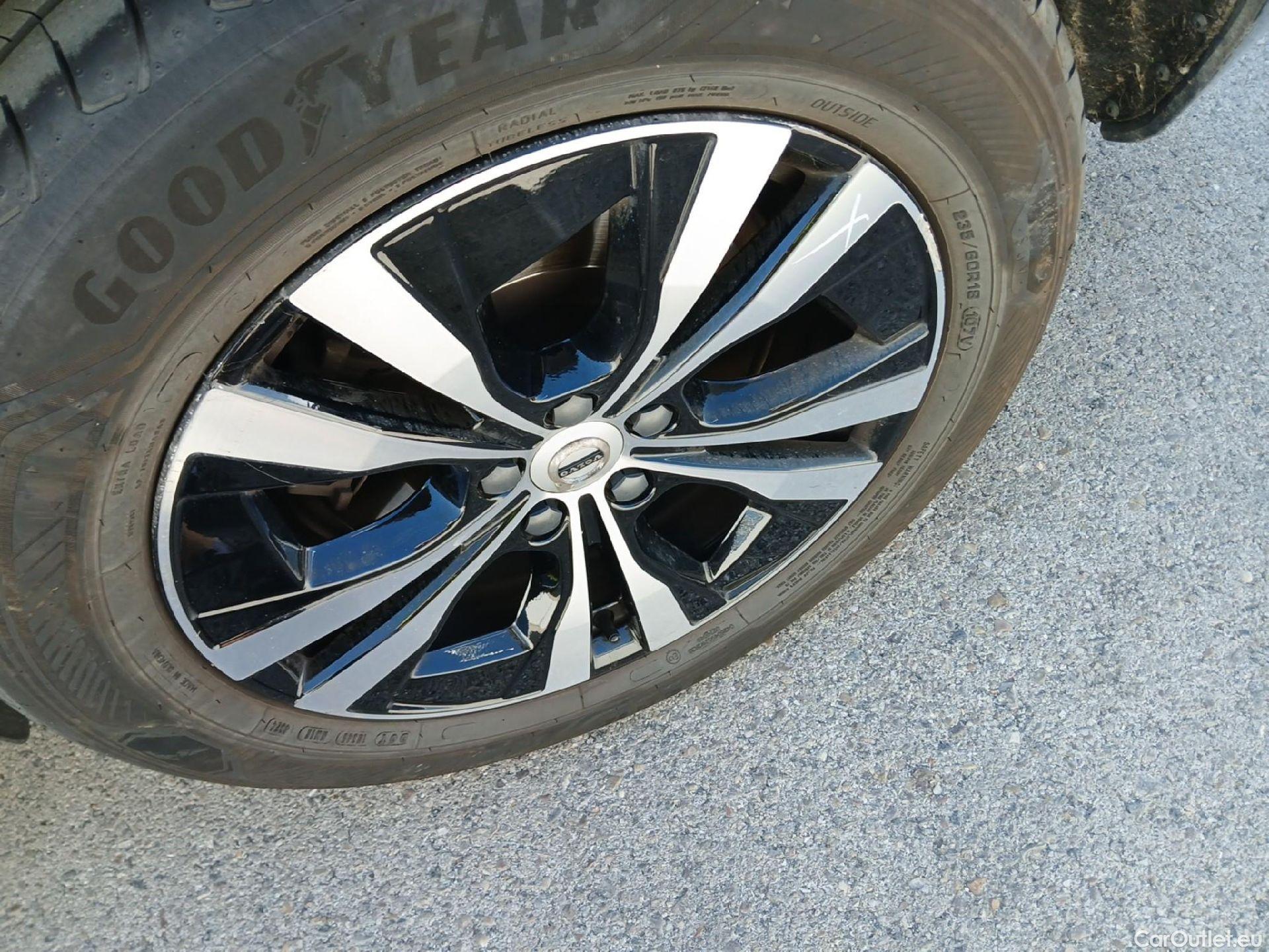  Volvo  XC60 VOLVO  / 2017 / 5P / todoterreno 2.0 B4 D AWD Momentum Pro Auto #28