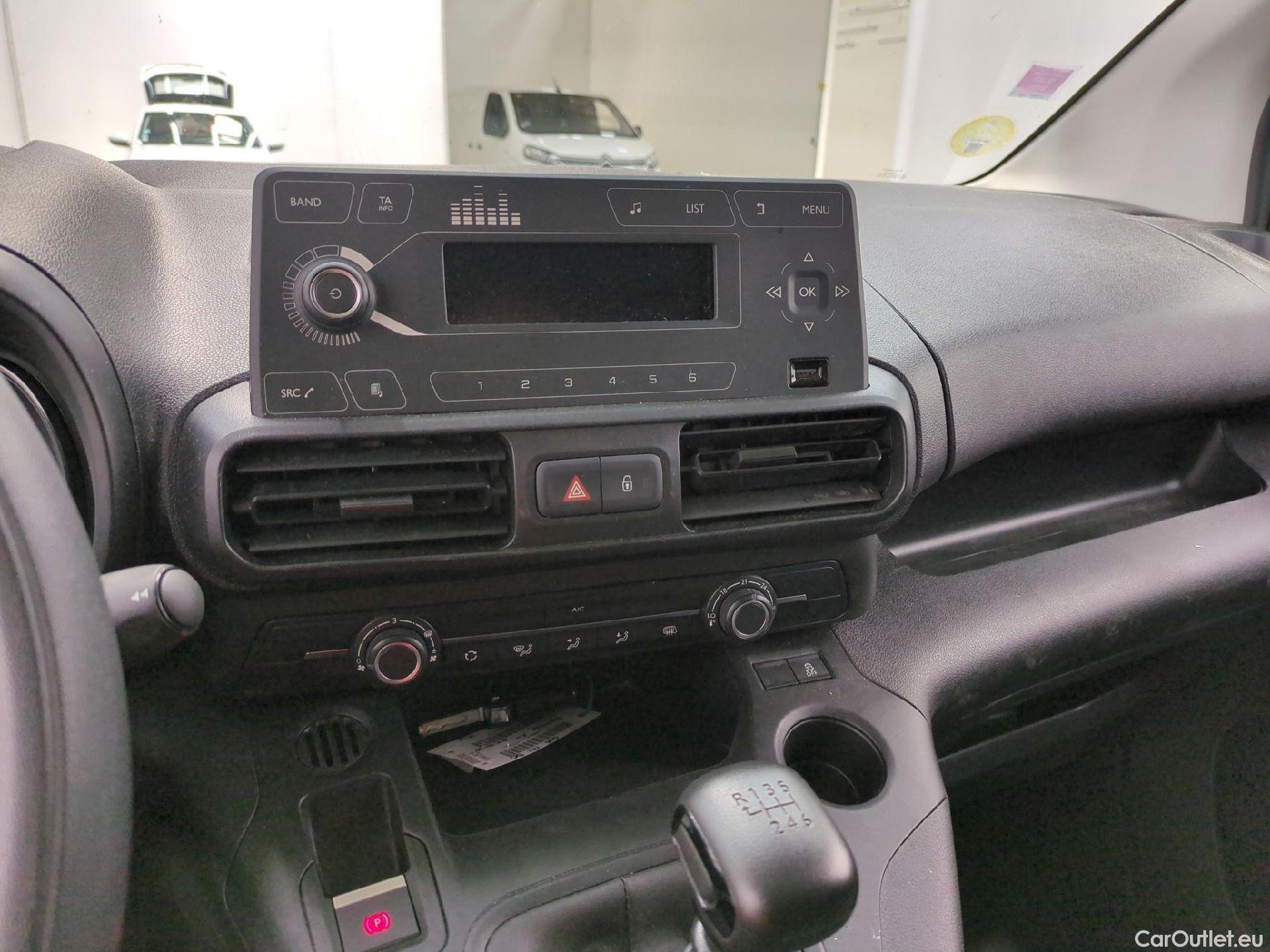  Citroen  Berlingo CITROEN  Van / 2018 / 4P / Fourgonnette Taille XL 950kg BlueHDi 100 S&S BVM Club #4