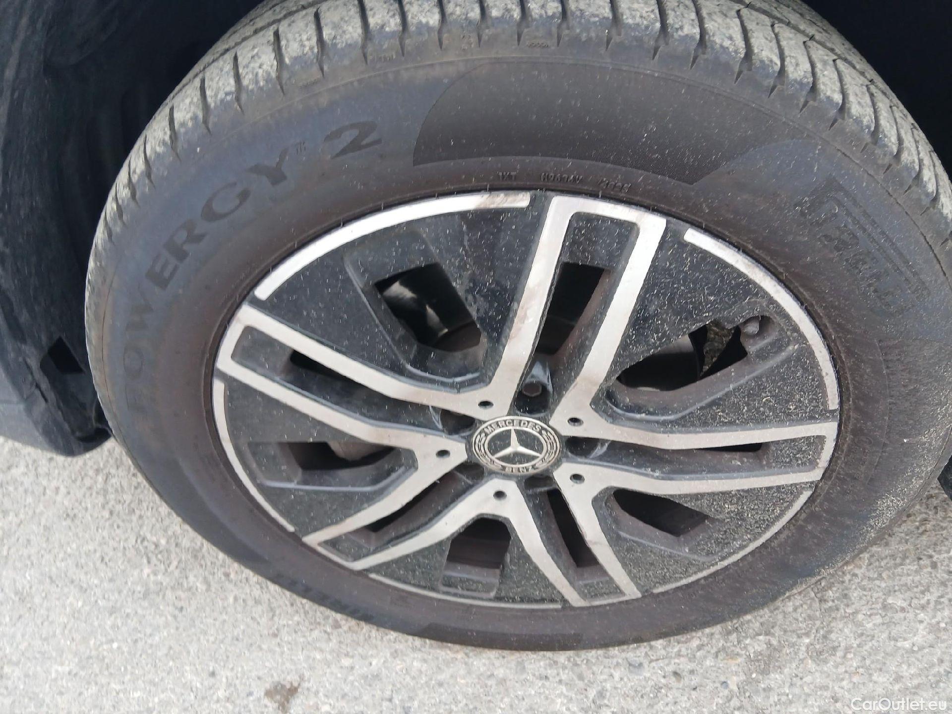  Mercedes  GLA MERCEDES-BENZ  / 2020 / 5P / todoterreno  200 D 4MATIC #6