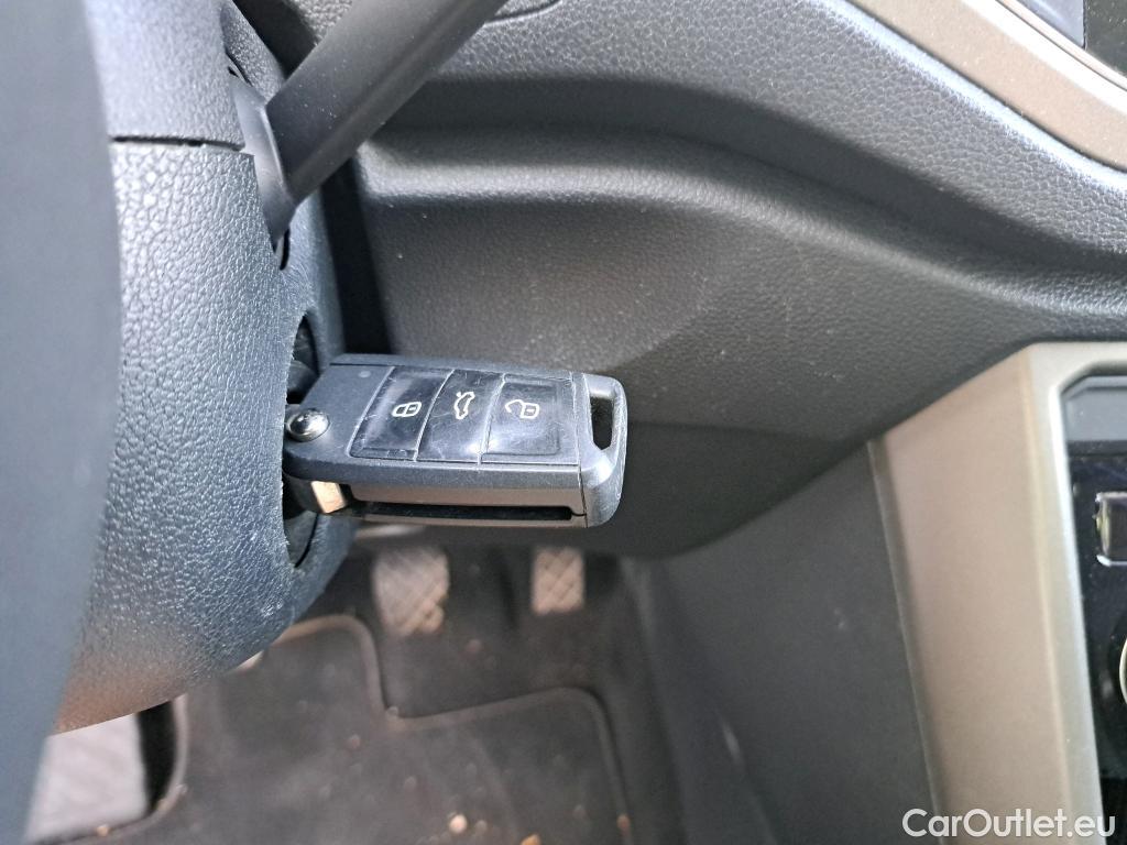 Volkswagen  T-ROC VOLKSWAGEN  / 2017 / 5P / todoterreno Advance 2.0 TDI 85kW (115CV) #1