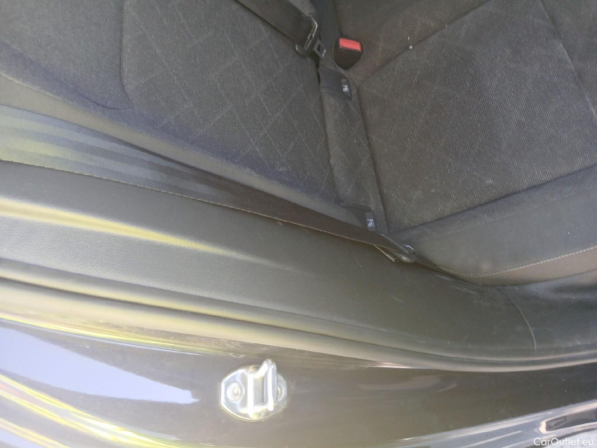  Volkswagen  Golf  VOLKSWAGEN / 2020 / 5P / berlina con portón Life 2.0 TDI 85kW (115CV) #42