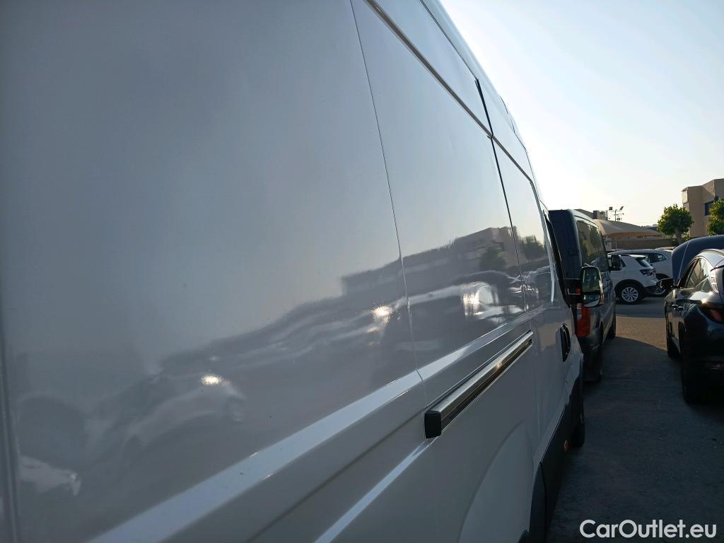  Iveco  Daily IVECO  / 2019 / 4P / furgón 2.3 TD 35S 16 V 3520L/H3 13,4 M3 #31