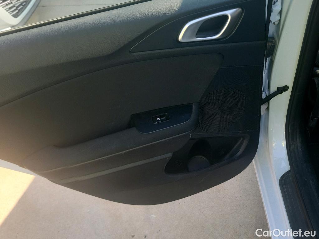  KIA  Cee'd KIA Ceed / 2021 / 5P / berlina con portón 1.0 T-GDi 74kW (100CV) Drive #3