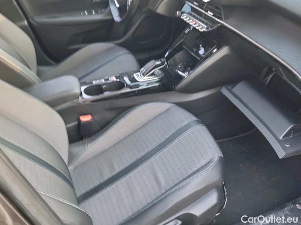  Peugeot  2008 PEUGEOT  / 2019 / 5P / todoterreno Allure Pack Puretech 130 S&S EAT8 (AC2) #44
