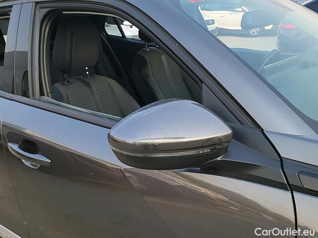  Peugeot  2008 PEUGEOT  / 2019 / 5P / todoterreno Allure Pack Puretech 130 S&S EAT8 (AC2) #32