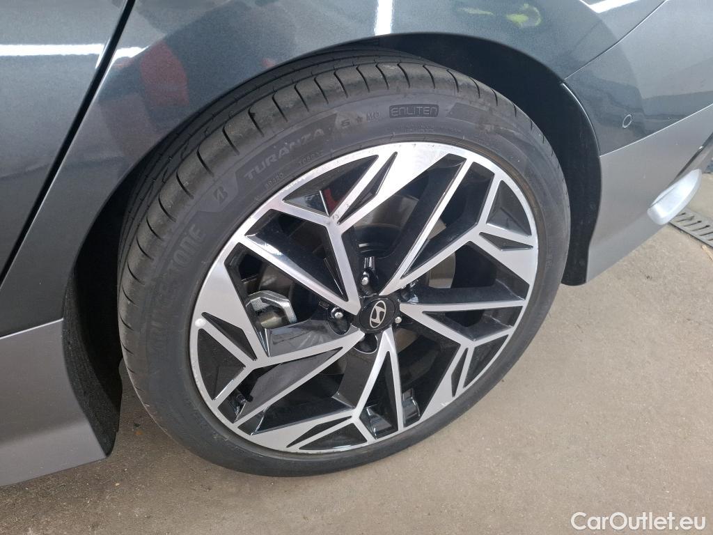  Hyundai   Ioniq HYUNDAI 6 / 2022 / 4P / Berline BEV 77kWh 229ch Executive #21