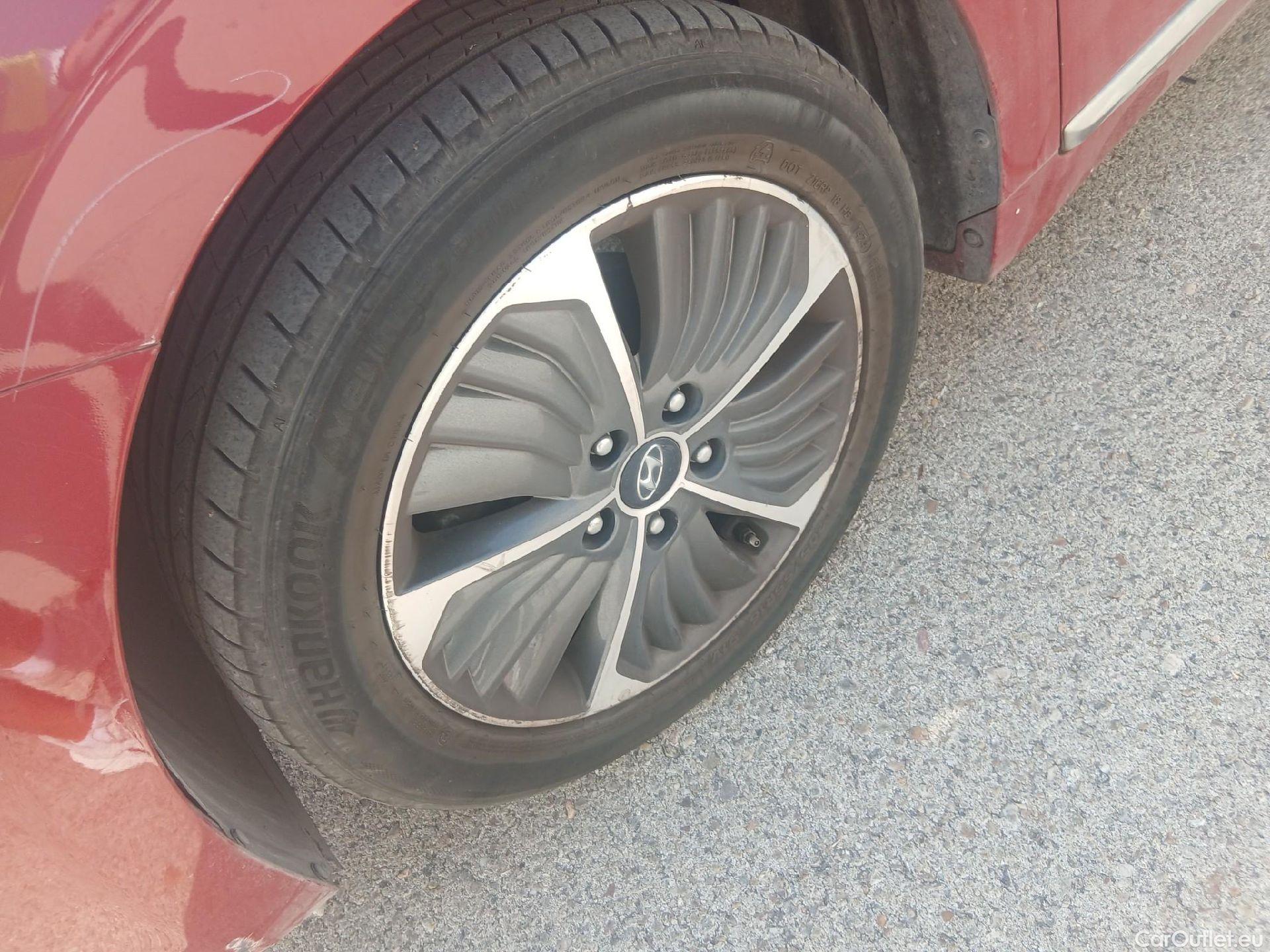  Hyundai   Ioniq HYUNDAI / 2019 / 5P / berlina con portón 1.6 GDI PHEV Klass DCT #9