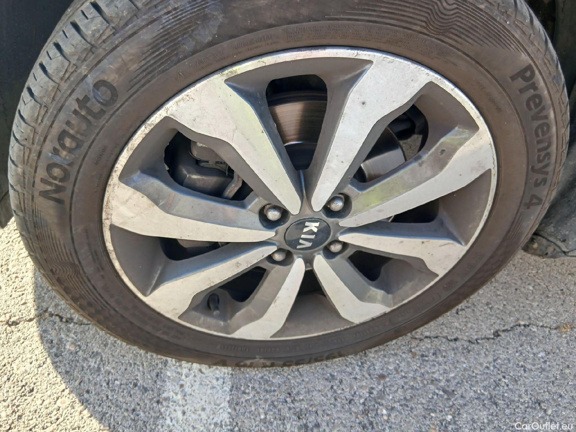  KIA  STONIC KIA  / 2017 / 5P / todoterreno 1.0 T-GDi 88kW (120CV) MHEV iMT Drive #8