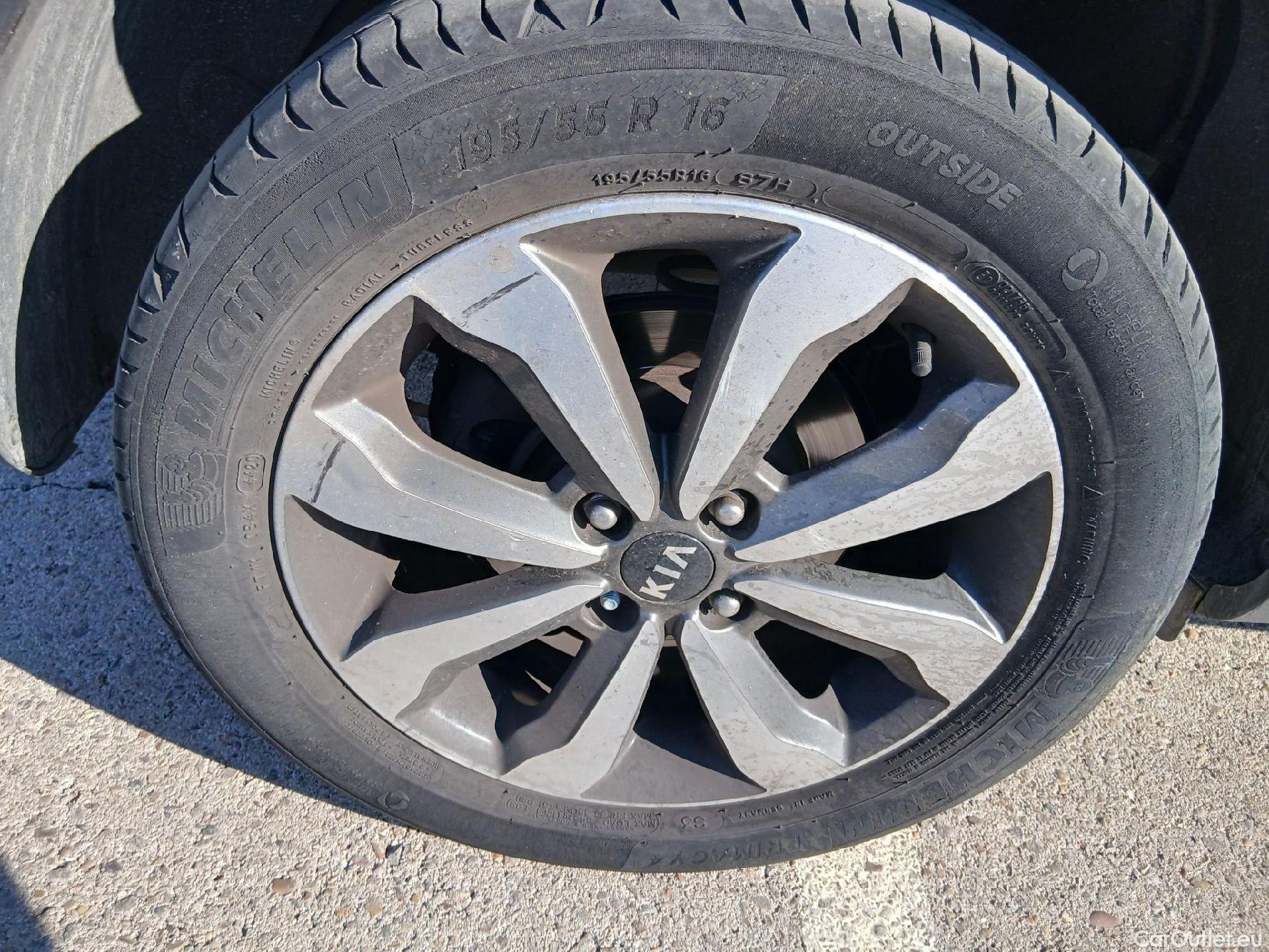  KIA  STONIC KIA  / 2017 / 5P / todoterreno 1.0 T-GDi 88kW (120CV) MHEV iMT Drive #33