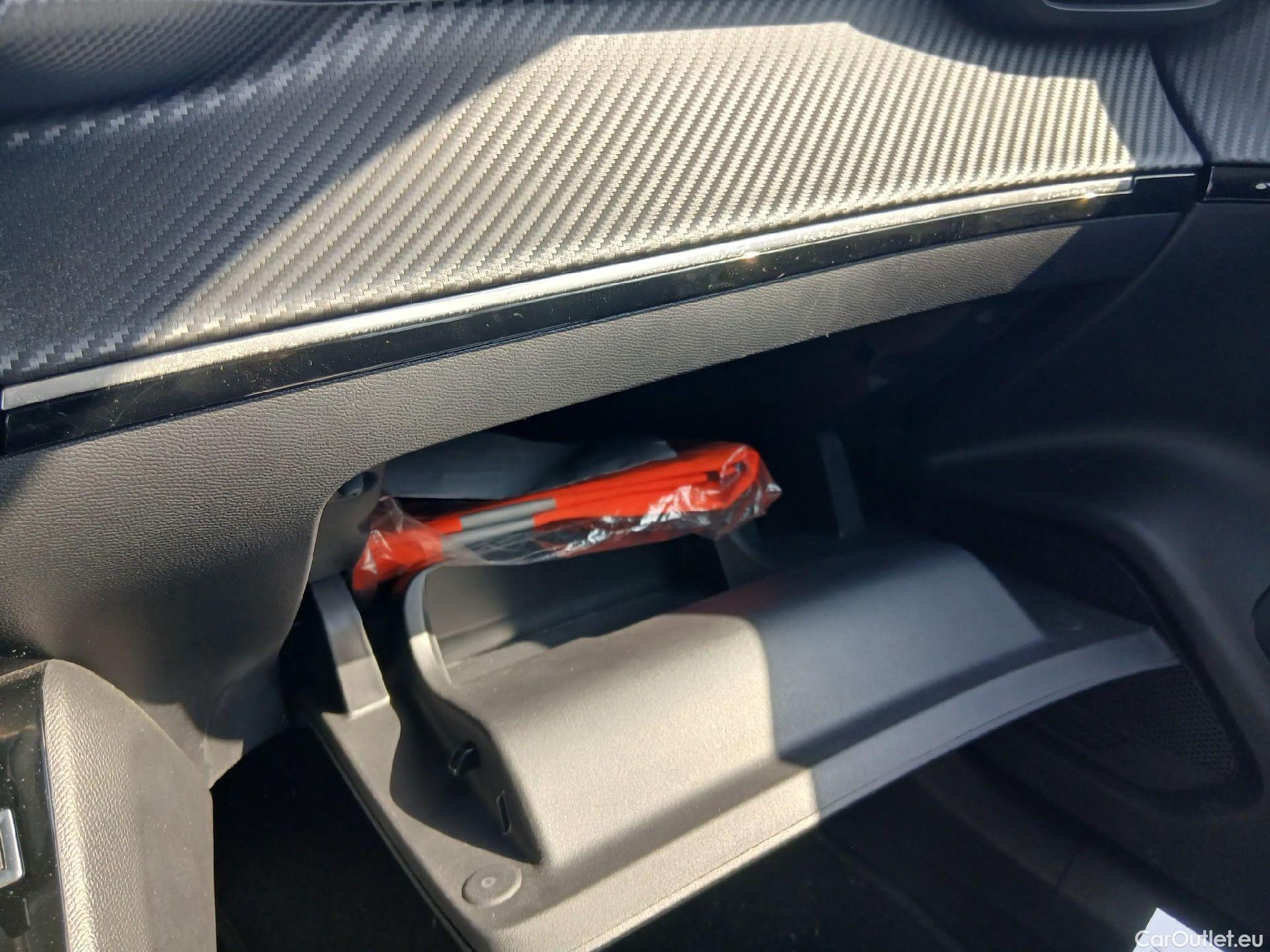  Peugeot  2008 PEUGEOT  / 2019 / 5P / todoterreno Active Pack Puretech 100 S&S BVM6 #27