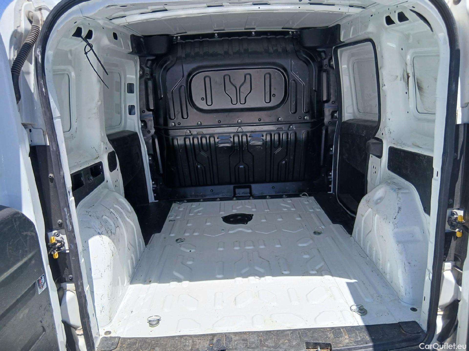  Fiat  Doblo FIAT Doblò Cargo/2015/4P/furgón derivado de turismo Cargo SX 1.6 Mjet 66kW (90CV) (AC) #24