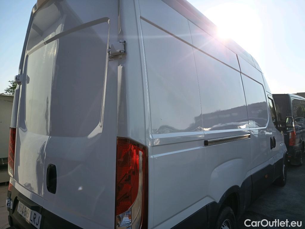  Iveco  Daily IVECO  / 2019 / 4P / furgón 2.3 TD 35S 16 V 3520L/H3 13,4 M3 #30
