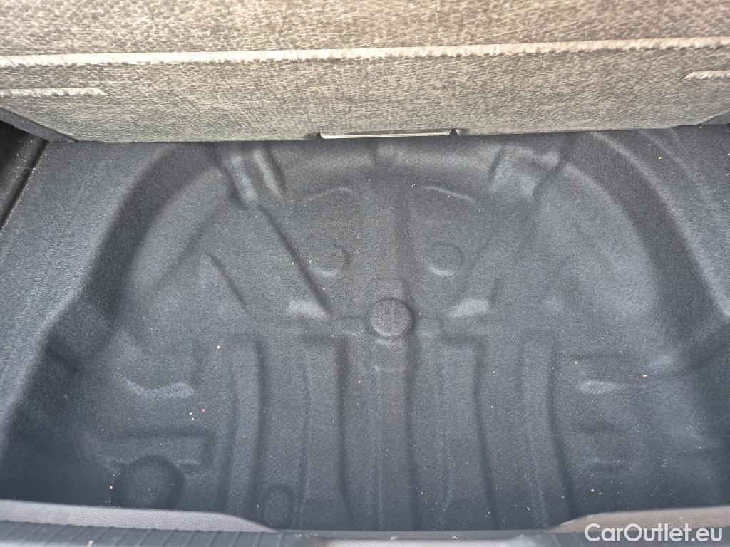  Volkswagen  Golf  VIII Berlina Life eTSI 1.0 TSI 110CV AT7 E6d #9