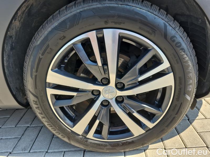  Peugeot  3008  (2016)  1.5bHDi 130 Allure #32