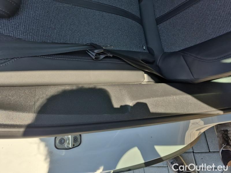  Peugeot  3008  (2016)  1.5bHDi 130 Allure #27